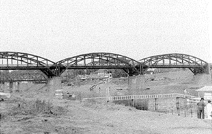 丸子橋（昭和41年） 多摩川の真上の部分。橋の向こうは亀甲山古墳（公園）