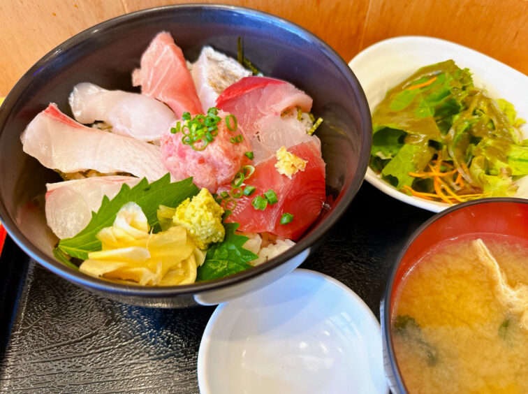 とれたて海鮮丼