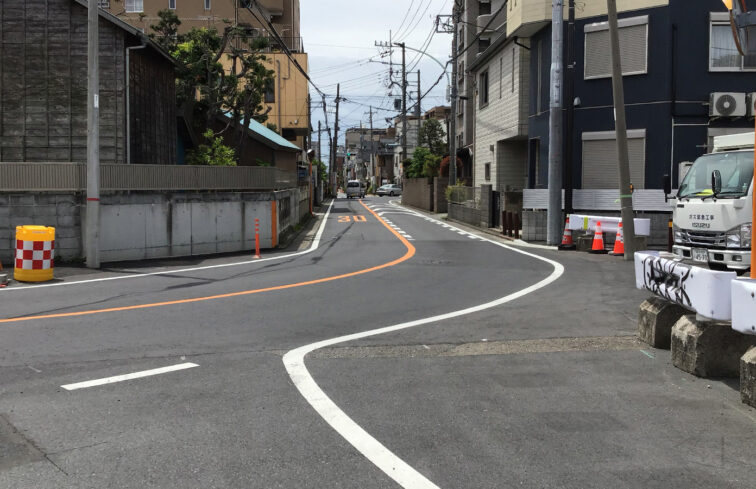 中原街道のカギの道