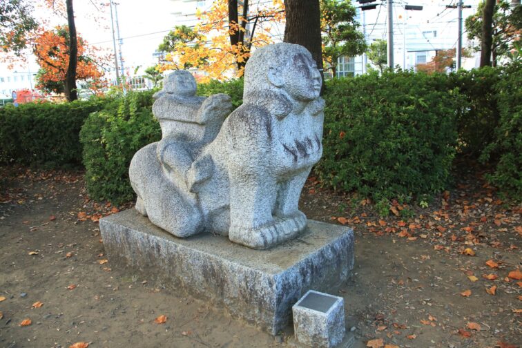 中原平和公園の彫刻「大地に生きる母子」日本/細井良雄