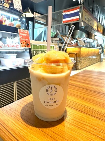 「桃の丸ごと以上スムージー」1,380円。みずみずしい桃をたっぷり盛り付けた、賞味期限10分の夏限定メニュー。